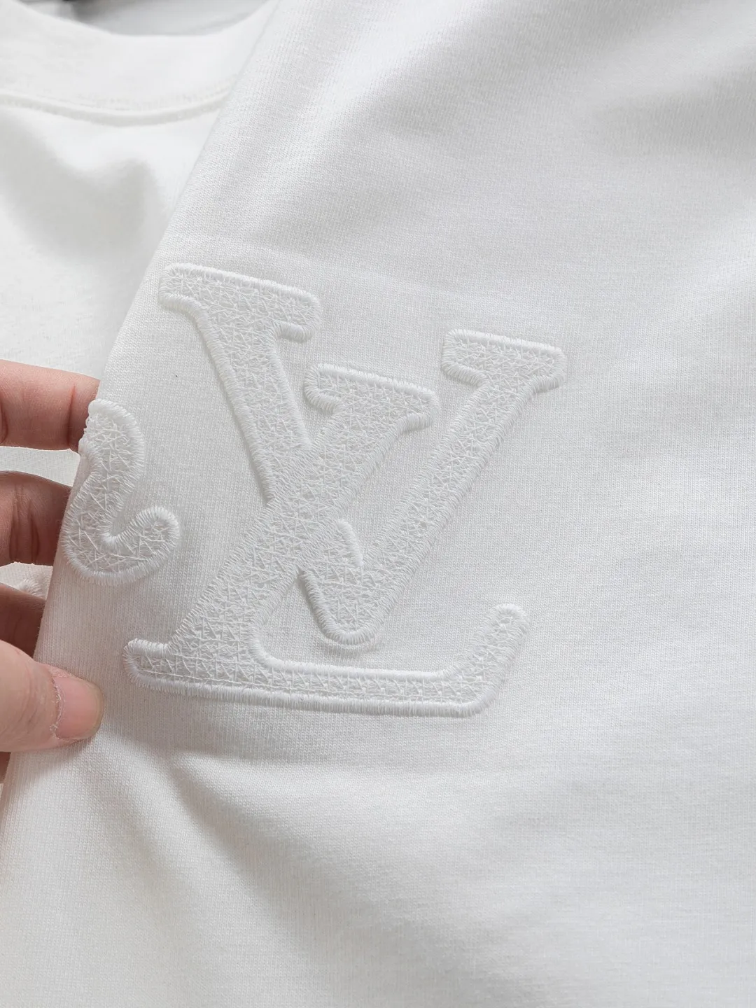 🅿️220 Louis Vuitton 1V LV slightly wide version S-XL LV 26ss new product counters are on the shelves at the same time. Multiple craftsmanship. Three-dimensional water-soluble cotton letters on the chest🪡 embroidery + water-soluble cotton large letters logo on the back🪡 embroidery. Round neck short-sleeved T-shirt, same style for men and women! Consigned to one-to-one creation. Synchronized with the official website, pure cotton fabrics at the counter! It is close to the skin and comfortable, durable and easy to wear. It has a classic and simple logo design and meticulous original craftsmanship. Short-sleeves, a must-have item for men, do not appear to be the same for the general public, but must be unique and eye-catching. This LV short-sleeve is all about quality, comfort, the same shape and fashion as always, including fabrics and cutting techniques. All of them have been made with great effort! 320 grams of washed pure cotton fabric, pure cotton is breathable, very refreshing and comfortable for daily wear. The rib knitting on the neckline is smooth and tight, and the neckline will not be skewed if you toss it at will. The loose version, you will find that it looks really good on the upper body. The overall is minimalist and neat, super versatile for daily use! Pair it casually with a pair of pants for a youthful look. A T-shirt will make your outfit crazy. It is a fashionable item that can never go wrong! Color: Black White Size: S-XL Size chart: S: Shoulder width 50-Bust 56-Length 70 M: Shoulder width 52-Bust 57-Length 72 L: Shoulder width 54-Bust 59-Length 74 XL: Shoulder width 56-Bust 62-Length 76